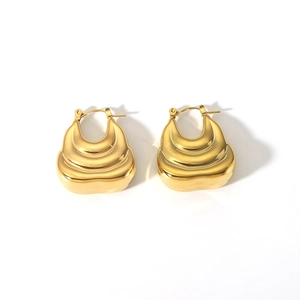 Détail des boucles d'oreilles cœur plaquées or 18K avec une texture ondulée multicouche