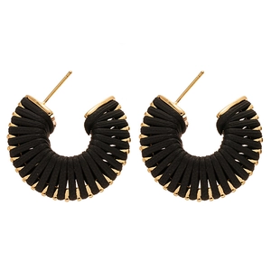 Retro C-shaped hoop earrings with black textured thread wrap and gold-plated metal finish