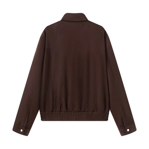 Dettaglio del retro di una giacca vintage marrone scuro con bordo a costine