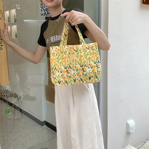 Gros plan du sac en toile vintage avec motif tulipes et étiquette tissée