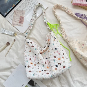 Détail du grand sac en toile à motif de chiot avec cordon de serrage vert néon