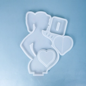 Dettaglio dello stampo in silicone per cornice a cuore con sagoma di donna incinta