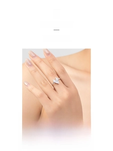 Détail de la bague en argent s925 avec cœurs irréguliers sertis de zircons et design ouvert