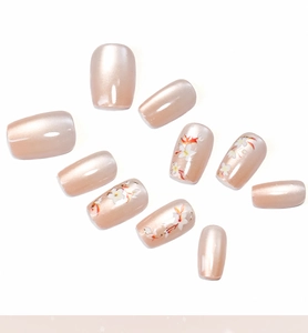 Détails de faux ongles œil-de-chat nude avec motifs floraux et finition perle brillante