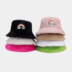 Détail de chapeaux bob en peluche colorés avec broderie arc-en-ciel et tissu chaud