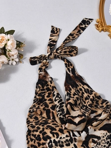 Detalle en plano de top halter con estampado de leopardo y lazos en el cuello de seda