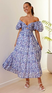 Detailansicht der Taillenausschnitte und des lila Blumendrucks am Kleid mit Puffärmeln