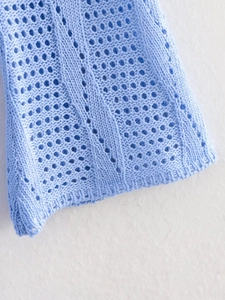 Detailaufnahme von hellblauem Strickkleidstoff mit filigranem Pointelle-Lochmuster