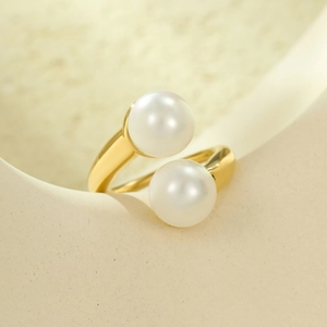 Detailed view of dual pearls on a gold-plated titanium steel adjustable open ring