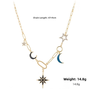 Détail de breloques étoile et lune dorées sur collier chaîne avec dimensions