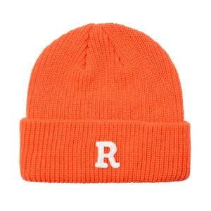 Nahaufnahme der orangefarbenen Strickmütze mit Rippenmuster und weißem R-Buchstaben-Stick