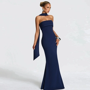 Détail d'une robe sirène bustier bleu marine avec une écharpe de cou élégante assortie