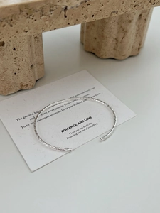 Vue détaillée du bracelet en argent sterling 925 avec texture irrégulière de papier d'étain