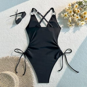 Maillot de bain noir une pièce avec bretelles croisées au dos et détails d'anneaux métal
