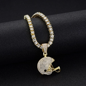 Vue détaillée du pendentif casque de football américain doré sur une chaîne tennis