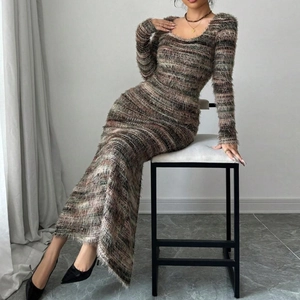 Dettaglio dell'abito lungo slim girocollo in maglia a frange multicolore su una modella
