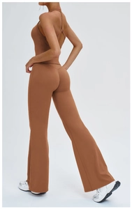 Set yoga marrone con top allacciato al collo e pantaloni svasati a vita alta