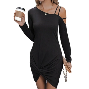 Vestido corto ajustado negro con hombros descubiertos y detalle de nudo para mujer