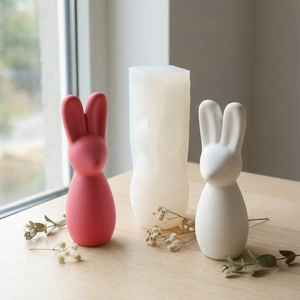 3D Hasen Silikonform für Osterkerzen mit fertigen Harzhasen auf hellem Holz