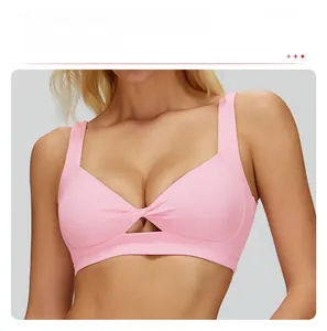 Dettaglio del reggiseno sportivo rosa con ritaglio frontale e nodo a torsione yoga