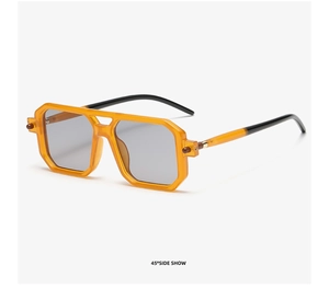 Detailansicht der quadratischen Sonnenbrille mit bernsteinfarbenem Rahmen und grauen Gläsern