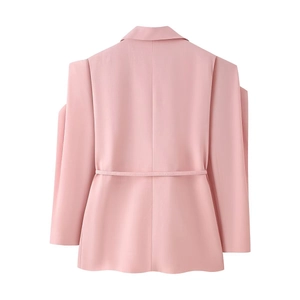 Vista posteriore del blazer rosa a maniche lunghe con cintura in vita e tessuto a trama