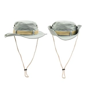Détail d'un chapeau de soleil extérieur avec boutons-pression et cordon de serrage