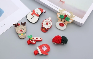 Détail de 7 pinces à cheveux de Noël avec bonhomme de neige, renne et Père Noël à paillettes