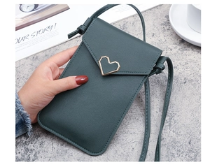 Dettaglio di borsa porta cellulare verde scuro con chiusura a cuore in metallo dorato