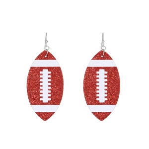 Détail des boucles d'oreilles football américain à paillettes rouges et coutures