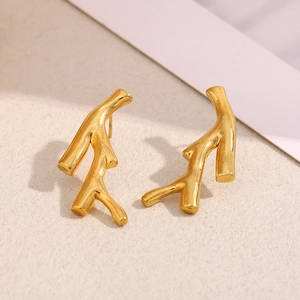 Detailaufnahme der 18K vergoldeten Edelstahl-Ohrstecker in einzigartiger Zweigform