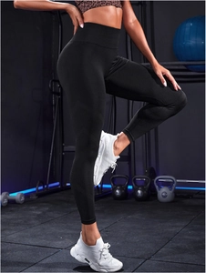 Dettaglio dei leggings da yoga neri a vita alta senza cuciture in una palestra di fitness