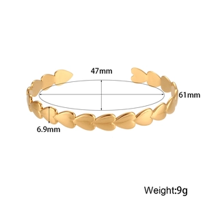 Detailed size guide for gold heart-link open bangle with dimensions and 9g weight