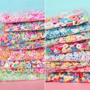 Vue détaillée de tranches de pâte fimo colorées en petits sachets pour bricolage DIY