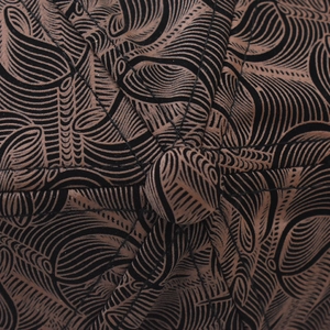 Vue détaillée du motif en losange et du tissu texturé sur la calotte de la casquette