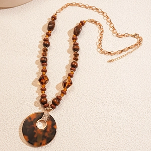 Collier rétro avec pendentif léopard en acrylique, perles en bois et chaîne dorée