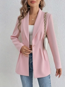 Veste de blazer rose élégante pour femme avec un jean bleu et un haut blanc classique