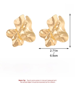 Dettagli dimensioni e materiale per orecchini a fiore metallico dorato 7,9cm x 6,9cm