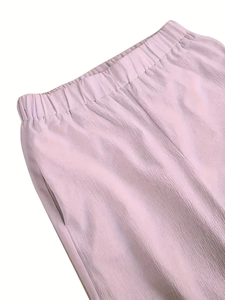 Détail de la taille élastique et de la texture plissée verticale du pantalon large violet