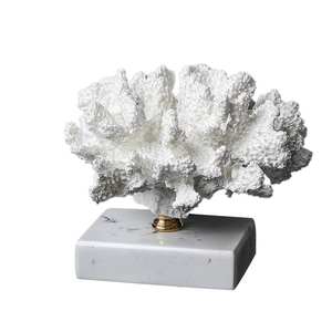 Scultura decorativa in corallo bianco su base di marmo con finiture dorate per la casa