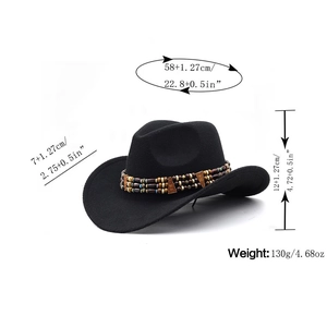 Chapeau de cowboy en feutre noir avec ruban ethnique et dimensions détaillées sur fond blanc