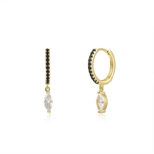 Détail de boucles d'oreilles en or 18K avec pavé de pierres noires et zircon marquise