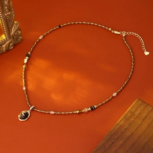 Halskette mit Tigerauge-Perlen, Goldplattierung und Vintage-Anhänger für Damen