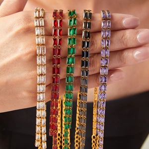 Collier élégant en titane doré avec pendentifs rectangulaires en zircon coloré