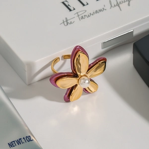Bague fleur en acier inoxydable plaqué or 18K avec perle blanche et accents violets