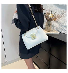 Detailed back view of a white PU leather shoulder bag with gold chain and H-buckle