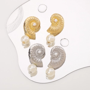 Boucles d'oreilles nautile en métal avec perles dorées et argentées style de plage