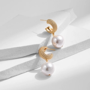 Elegante Vintage-Perlenohrringe mit 18 Karat Vergoldung auf minimalistischem Steinsockel