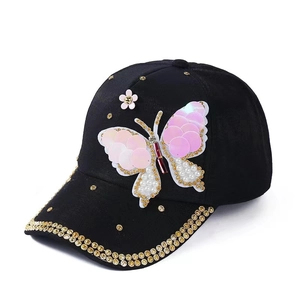 Détails de la casquette noire avec sequins papillon et bordure ornée de strass