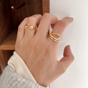 Minimalist gold geometric 925 silver ring set worn on finger for a stylish daily look